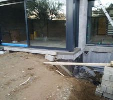 Derniers seuils à décoffrer, et baie vitrée fendue (avec les petites cales vertes) en attente de remplacement (sans les parcloses)