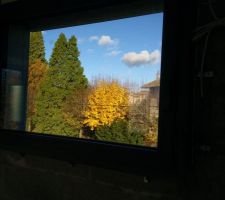 Vue côté Nord, depuis la salle de bains des enfants, cela aurait été dommage de mettre un vitrage dépoli, non ?