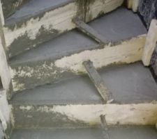Escalier fraîchement coulé