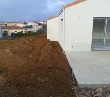 Drain et écoulement des eaux de pluie
étalement des terre avant mise en place d'une bordure en gravier