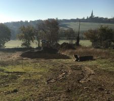 Début du terrassement 
(Seul le bas du terrain a été travaillé pour le moment )