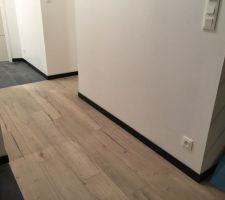 Plinthes noires au rez-de-chaussée