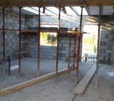 &Eacute;l&eacute;vation du rdc termin&eacute;e, coffrage de l'escalier et dalle de l'&eacute;tage en cours
