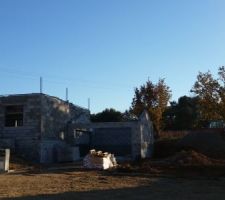 Élévation du rdc terminée, coffrage de l'escalier et dalle de l'étage en cours