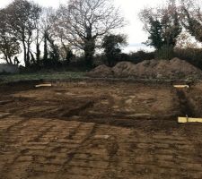 Enfin le chantier commence. 
Apr&egrave;s l'implantation, le terrassement.
je tenais &agrave; signaler que le terrassier a fait un super travail