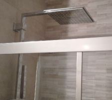 Porte et colonne de douche