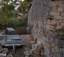 Voici la batisse &agrave; d&eacute;molir et la maison sera perpendiculaire &agrave; celle ci &agrave; 4m en partant du fond