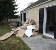 Et là, voici un peu de cartons descendu de là haut !!!
Direction la déchetterie !!!