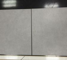 Le carrelage gris pour le rdc