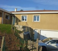 On aperçoit la maison finit, enrochement fait, les portes de garages, notre nouveau petit paradis