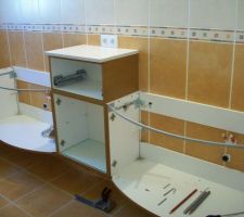 Le début de la pose de la salle de bains.
