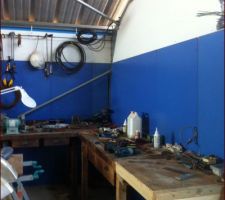 Création du coin atelier dans le hangar, à gauche ce sera l'établi du tour à métaux, au dessus il y aura les outils accrochés, en dessous des tiroirs sont prêts à être installés
