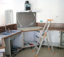 La pose de la cuisine.