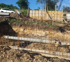 Vue en 1er plan: sous-sol / 2nd plan: parking