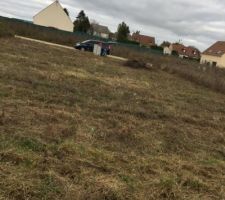 Voil&agrave; la vue de notre terrain nettoyer.
Afin qu'il soit nickel pour commencer la construction. 
Et L'herbe &eacute;tait aussi haute que sur les c&ocirc;t&eacute;s.