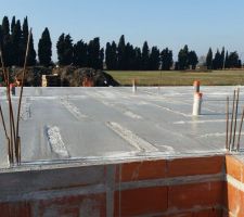 Le plancher de limoux a été posé, les évacuations positionnées et la dalle coulée. Place au séchage !!