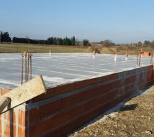 Le plancher de limoux a été posé, les évacuations positionnées et la dalle coulée. Place au séchage !!