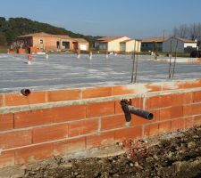 Le plancher de limoux a été posé, les évacuations positionnées et la dalle coulée. Place au séchage !!