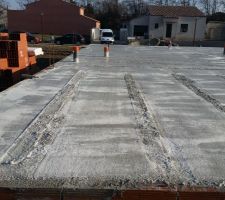 Le plancher de limoux a été posé, les évacuations positionnées et la dalle coulée. Place au séchage !!