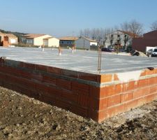 Le plancher de limoux a été posé, les évacuations positionnées et la dalle coulée. Place au séchage !!