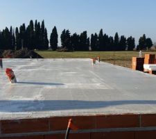 Le plancher de limoux a été posé, les évacuations positionnées et la dalle coulée. Place au séchage !!