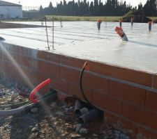 Le plancher de limoux a été posé, les évacuations positionnées et la dalle coulée. Place au séchage !!