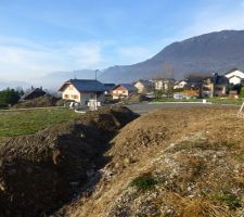 Les tas de terre en attente seront étalés la semaine prochaine normalement