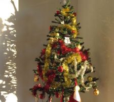 Sapin de Noël illuminé par le soleil