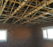 Préparation pour le faux plafond en cour à l étage