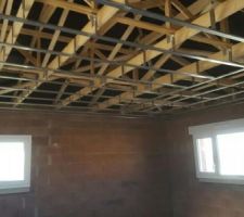 Préparation pour le faux plafond en cour à l étage