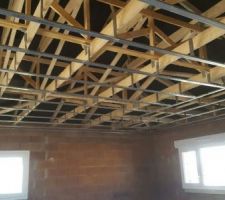 Préparation pour le faux plafond en cour à l étage