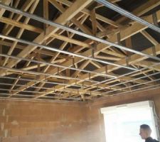 Préparation pour le faux plafond en cour dans le salon
