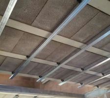 Préparation pour le faux plafond en cour dans l entree