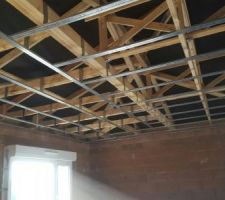 Préparation pour le faux plafond en cour