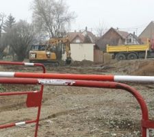 Un peu de mouvement sur le terrain voisin