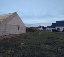 Tra&ccedil;age du Terrain par l'entreprise de Ma&ccedil;onnerie