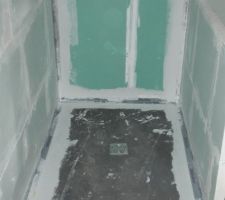 Pose bande d'étanchéitée et premiere couche produit d'étanchéitée ( parexlanco )