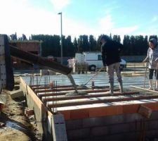Voila la dalle FRAICHEMENT coulée !!!! Maintenant reprise du chantier Début 2017 !