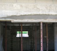 Le linteau cintr&eacute; a &eacute;t&eacute; recoul&eacute; droit