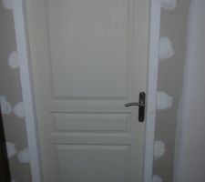 Poignées de porte en partie installées. Modèle margaud de chez leroy merlin