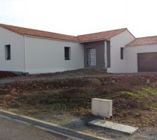 étalement des terres et mise en place d'un chemin autour de la maison en gnta 0.2. Ensuite ce sera la pose d'une finition en cailloux de prignac sur 02 cm. Reste tout l'intérieur à faire. Carrelage d'ici deux semaines