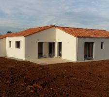 étalement des terres et mise en place d'un chemin autour de la maison en gnta 0.2. Ensuite ce sera la pose d'une finition en cailloux de prignac sur 02 cm. Reste tout l'intérieur à faire. Carrelage d'ici deux semaines