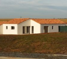 étalement des terres et mise en place d'un chemin autour de la maison en gnta 0.2. Ensuite ce sera la pose d'une finition en cailloux de prignac sur 02 cm. Reste tout l'intérieur à faire. Carrelage d'ici deux semaines
