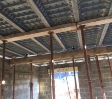 Pose du plancher hourdi de la maison