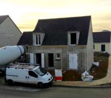 Grosse avancée! Vu le court terme de livraison aujourd'hui tous les artisans présent 

Mais c'est le coulage de la dalle du sol qui l'a emporté