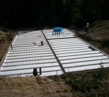 Pose des hourdis isolants et évacuations