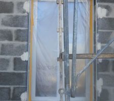 échafaudages en vue du crépis, protection des fenêtres et portes