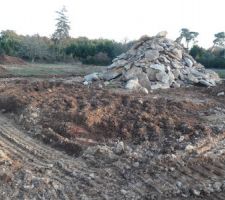 1er novembre, les travaux continuent... Notre terrain croule sous les cailloux mais les conduits du TAE sont posés :-)