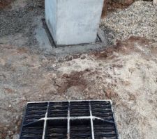 18 novembre, les travaux se poursuivent... Les grilles des eaux pluviales sont posées (enfin on suppose qu'il s'agit des eaux pluviales...)