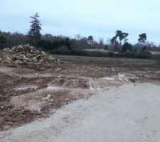 25 novembre, le chemin de chantier a été fait dans tout le lotissement et va jusqu'à notre terrain (qui est en bout de lotissement)